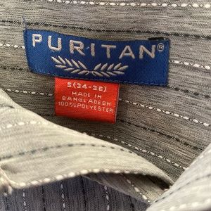 Short sleeved grey shirt.